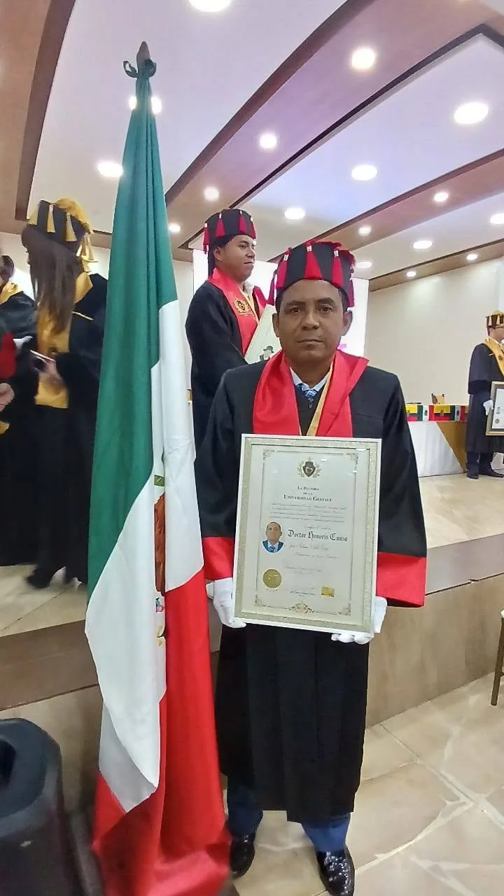 El Dr. José Antonio Vilela Trejo con su diploma durante la ceremonia de investidura