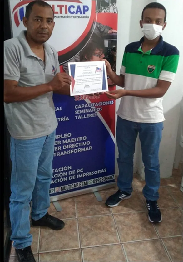 Acompañamiento de MULTICAP a un participante en la entrega de su certificado