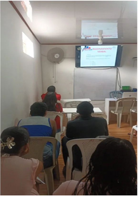 Aula de MULTICAP durante una sesión con proyector