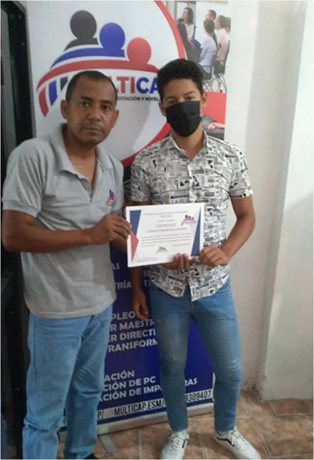 Entrega de certificado a un participante de MULTICAP