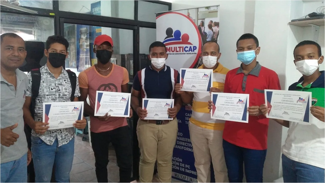 Grupo de participantes con sus certificados al culminar el curso