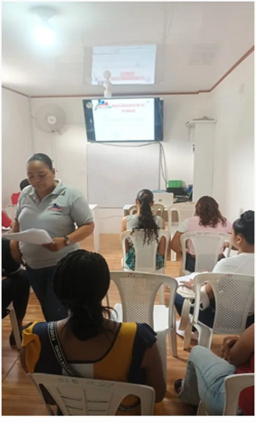 Sesión de trabajo con participantes en la sede de MULTICAP
